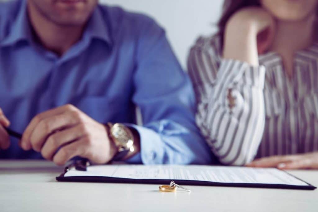 avantages et inconvénients de divorcer sans avocat