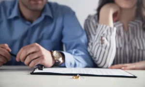 elle refuse de signer les papiers du divorce